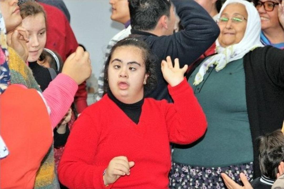 Engelli &Ouml;ğrencilerin Ritim Şovu Profesyonellere Taş &Ccedil;ıkarttı