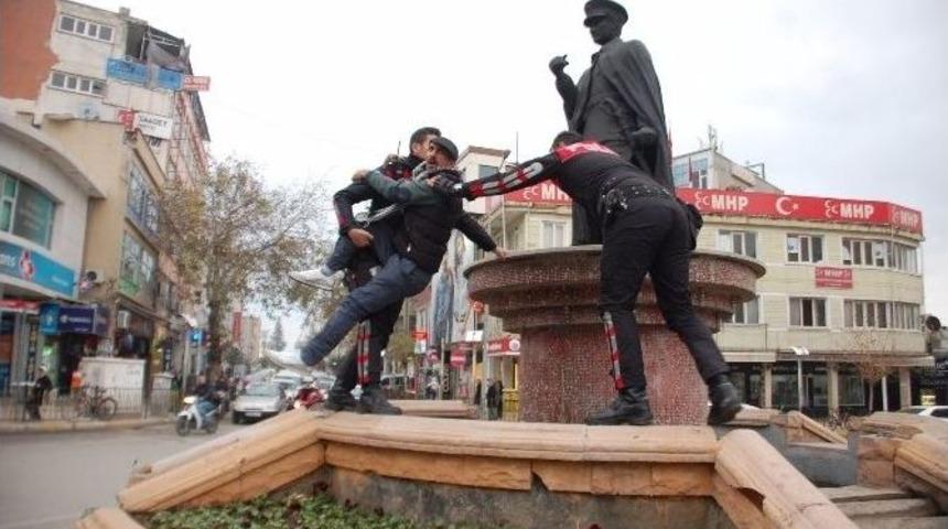 Atat&uuml;rk B&uuml;st&uuml; &Uuml;zerinde Slogan Atan Şahıs Polis Tarafından İndirildi