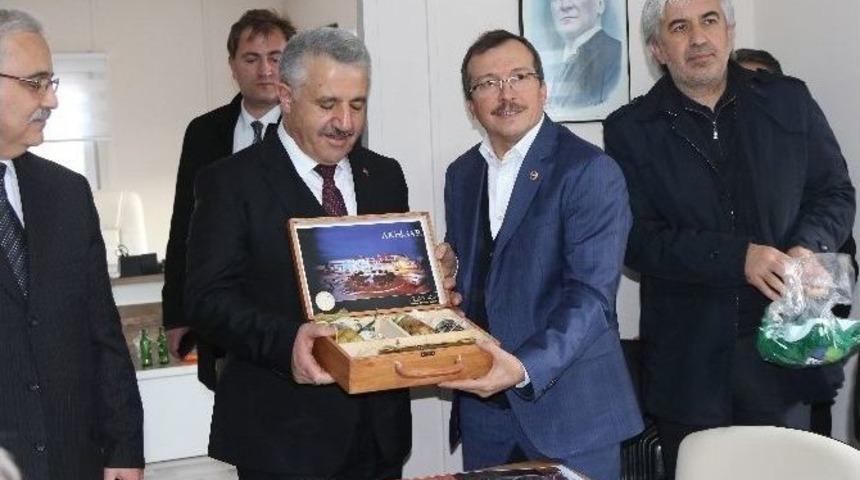 Ulaştırma Bakanı Arslan’dan, Akhisar’a 2 Büyük Müjde