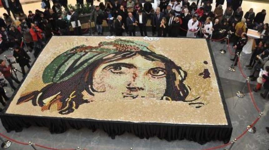 6 Bin 160 Baklava Dilimiyle &Ccedil;ingene Kız Mozaiği Yapılarak Rekor Kırıldı