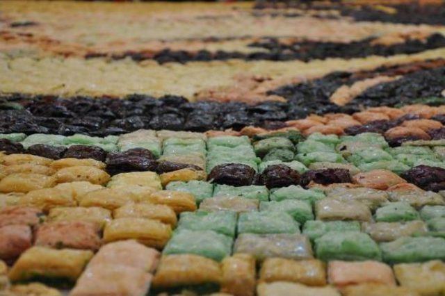 6 Bin 160 Baklava Dilimiyle Çingene Kız Mozaiği Yapılarak Rekor Kırıldı