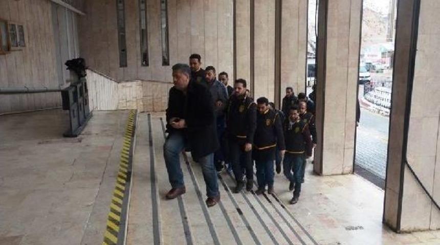 Kar Maskeli Silahlı Saldırganlar G&uuml;venlik Kamerasına Yansıdı