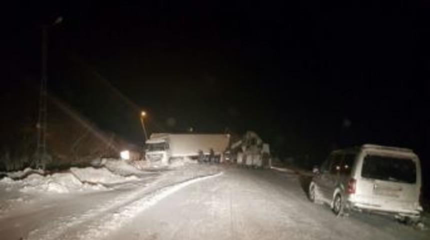 Kayan Tır, Yolu Ulaşıma Kapattı