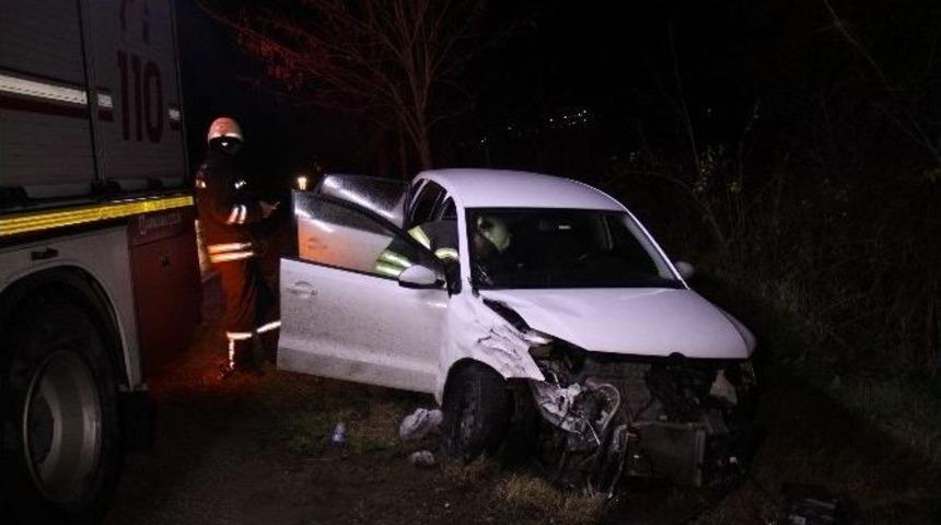 İki Otomobil Kafa Kafaya &Ccedil;arpıştı: 4 Yaralı