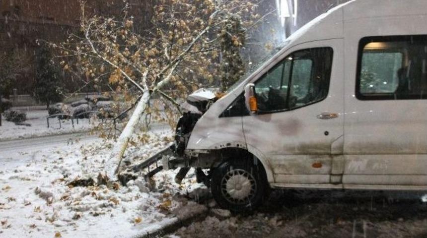 Elazığ&rsquo;da Kar Yağışı İle Birlikte Kazalar Meydana Geldi