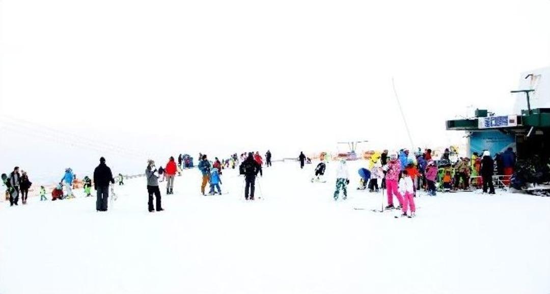 Tatilciler Paland&ouml;kende Kayağın Tadını &Ccedil;ıkarıyor