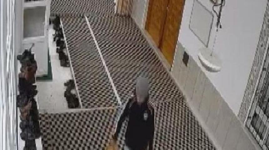 Camiden Ayakkabı Hırsızlığı Kamereda