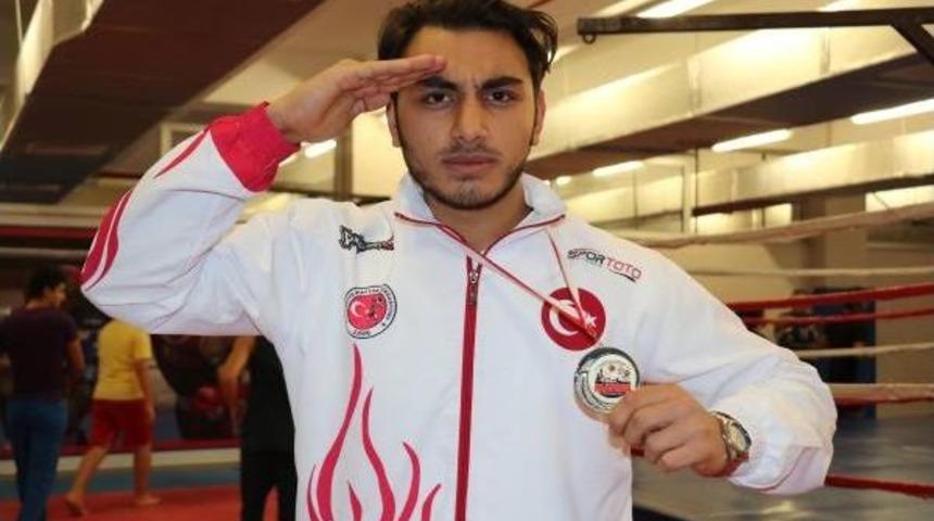 Madalyasını Şehitlere Adadı