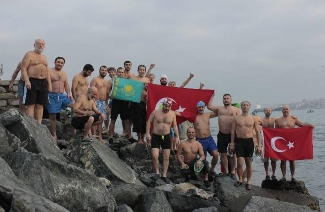 (&ouml;zel Haber) &ldquo;sarayburnu Fatihleri&rdquo; Şehitler İ&ccedil;in Kış Soğuğunda Deniz Girip, Bayrak A&ccedil;tı