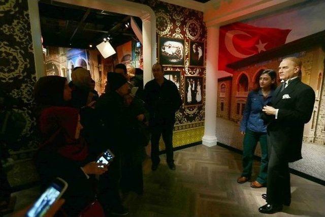 Engelliler, ’madame Tussauds Müzesi’ni Ziyaret Etti