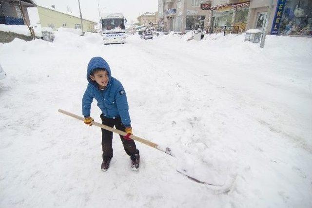 Ovacık’ta Kar Kalınlığı 2 Metreye Kadar Ulaştı