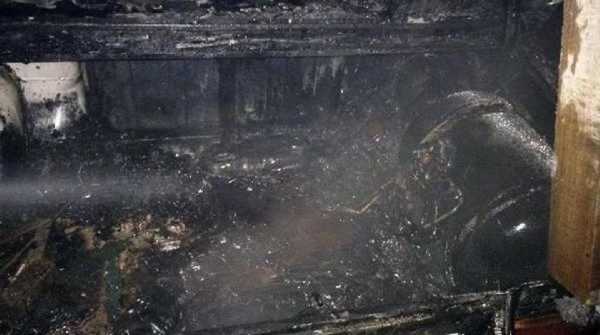 Park Halindeki Otomobil Alev Alev Yandı