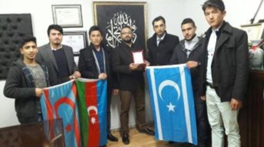 T&uuml;rkmen Meclisinden Kızılay Şube Başkanı Yal&ccedil;ın&rsquo;a Teşekk&uuml;r Plaketi