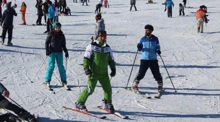 Hafta Sonunu Fırsat Bilen Tatilciler Uludağ&rsquo;a Akın Etti