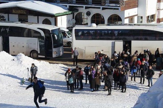 Hafta Sonunu Fırsat Bilen Tatilciler Uludağ’a Akın Etti