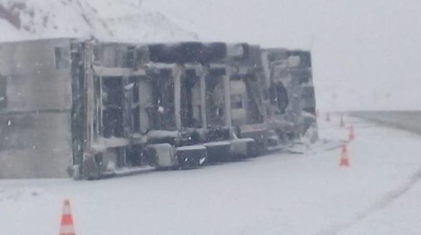 Virajı Alamayan Tır Devrildi: 1 Yaralı