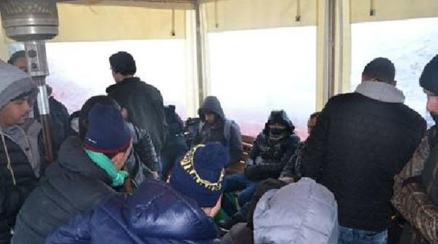 T&uuml;rkiye Karasularında Son Bir Haftada 131 D&uuml;zensiz G&ouml;&ccedil;men Yakalandı