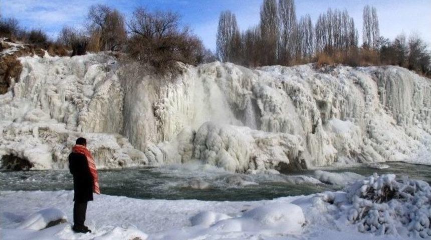 Muradiye Şelalesi Tamamen Dondu