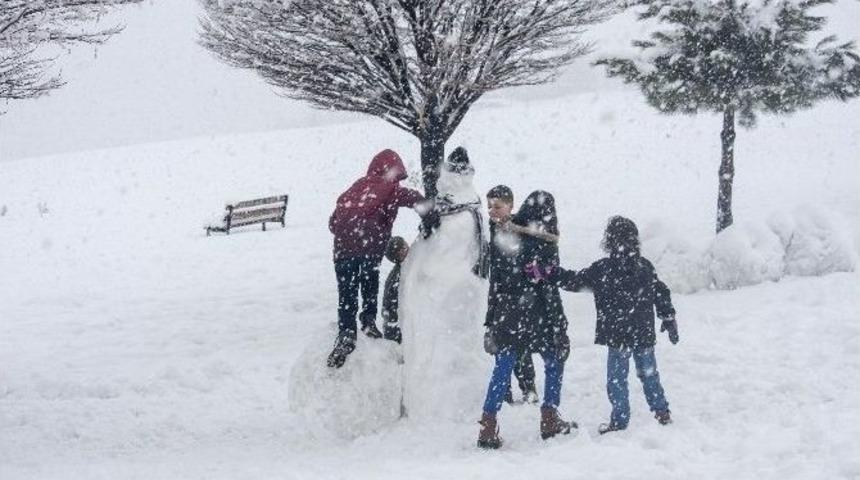 &Ccedil;ocuklar Kar Yağışını Eğlenceye &Ccedil;evrildi