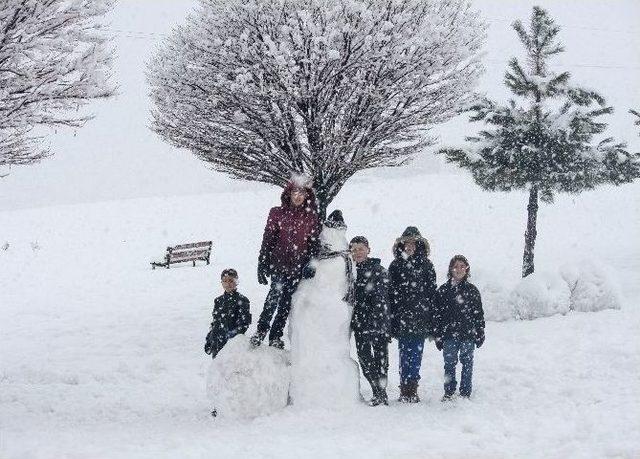 Çocuklar Kar Yağışını Eğlenceye Çevrildi