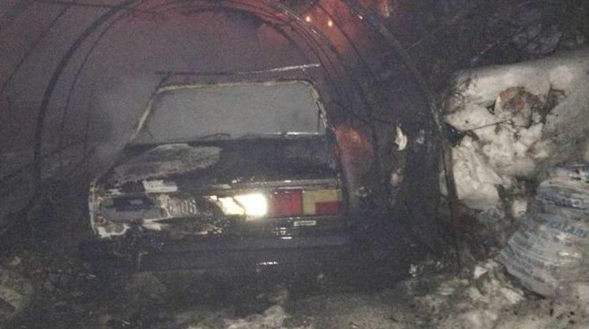 Garajdaki Otomobil Alev Alev Yandı