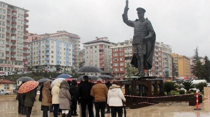 Taşınan Atat&uuml;rk Anıtı &Ouml;n&uuml;nde İlk Etkinliği Chp D&uuml;zenledi