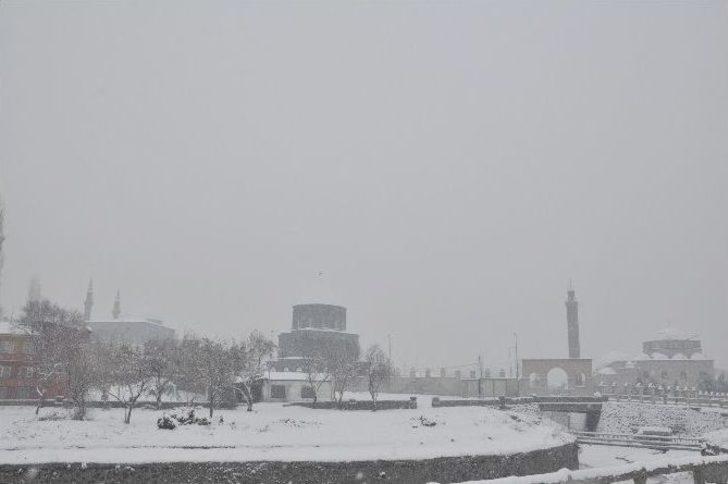 Kars’ta Yoğun Kar Yağışı G1