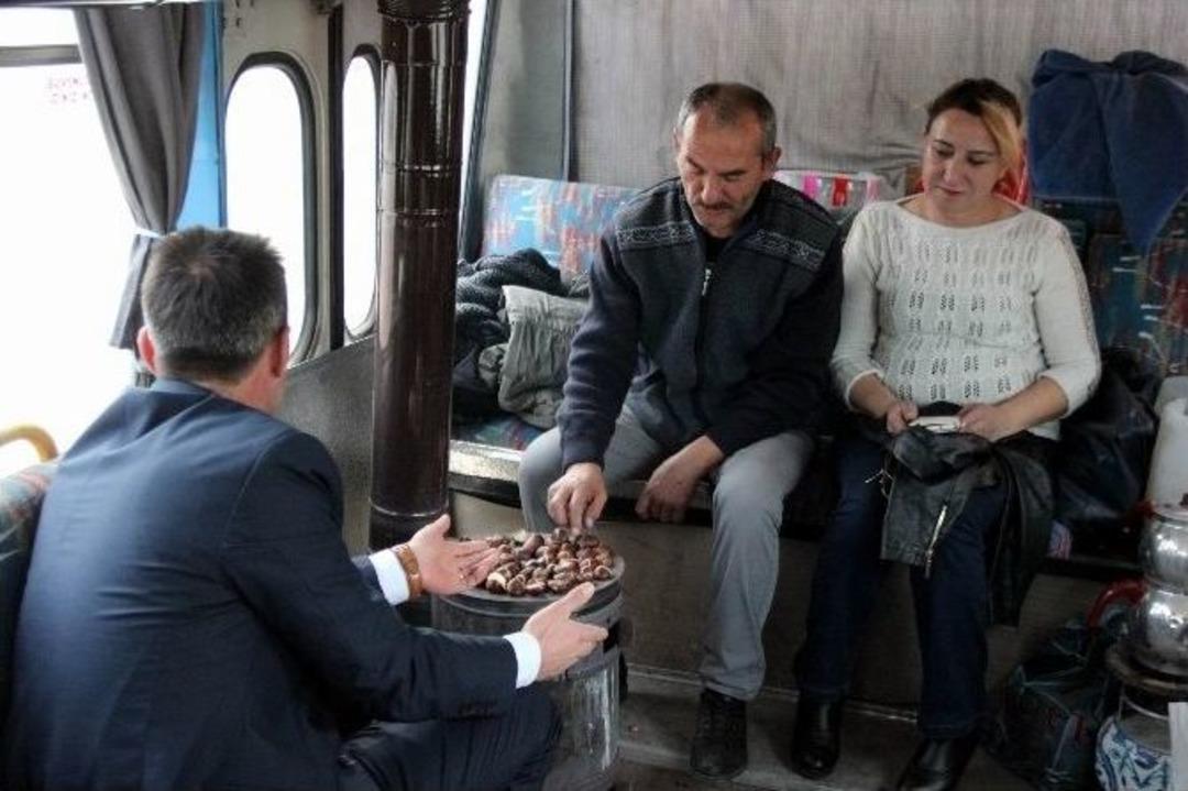 (&ouml;zel Haber) Otob&uuml;s&uuml;n İ&ccedil;inde &Ccedil;ay Demleyip Kestane Pişiriyorlar