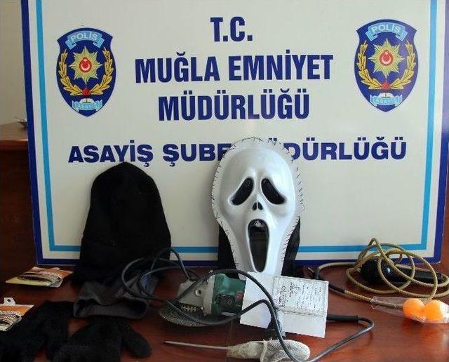 Maskeli Hırsız Gitarı Polise Satmak İsterken Yakalandı