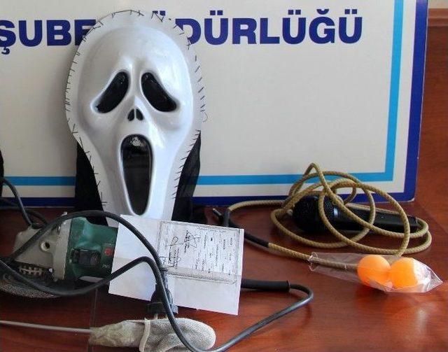 Maskeli Hırsız Gitarı Polise Satmak İsterken Yakalandı