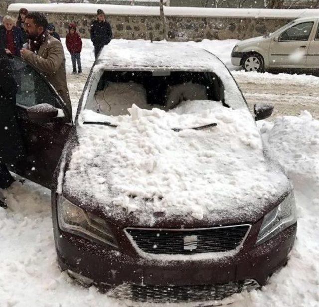 Çatıdan Düşen Kar Kütlesi, 3 Otomobili Hurdaya Çevirdi