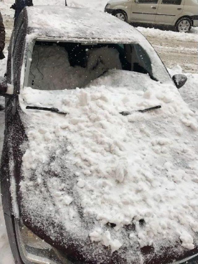 Çatıdan Düşen Kar Kütlesi, 3 Otomobili Hurdaya Çevirdi