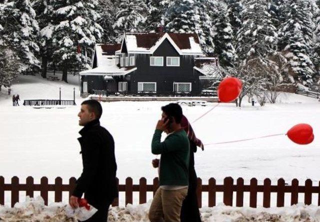 Beyaz Örtüyle Kaplı Gölcük'e Ziyaretçi Akını