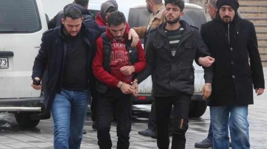 6 Suriyeli, Gece Yarısı Sopayla D&ouml;vd&uuml;kleri Gencin Telefonunu Gasp Etti