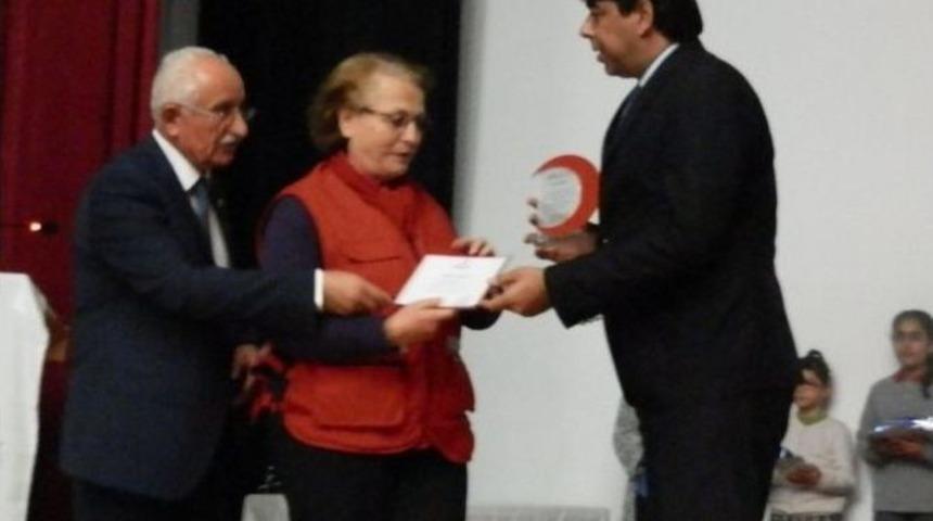 Kızılay, &Ouml;ğrenci Ve Bağış&ccedil;ıları &Ouml;d&uuml;llendirdi