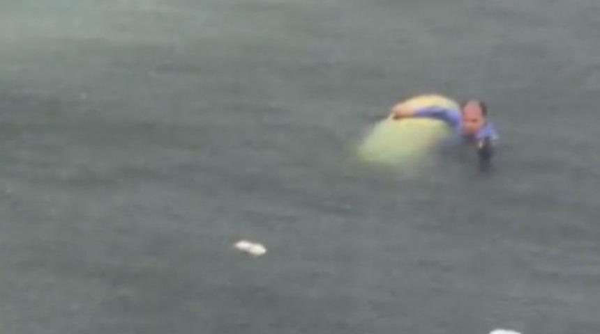 D&uuml;şen helikopterin pilotu kurtarılmayı b&ouml;yle bekledi