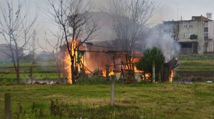 Hobi Bahçesinde Yanan Kulübe Kül Oldu