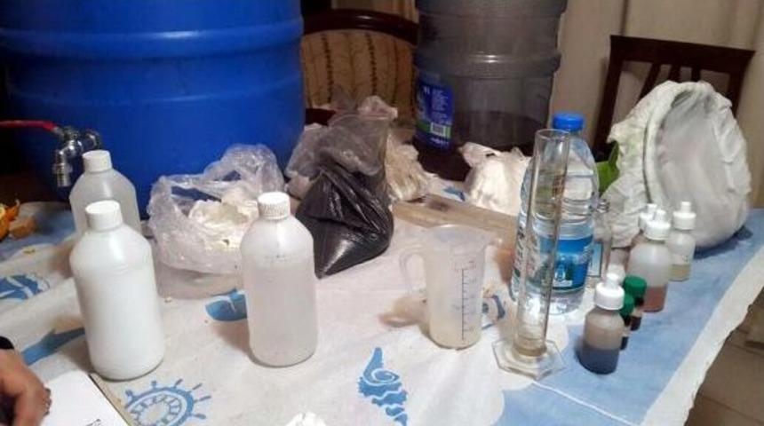 Evinde Sahte Rakı Yapılan Malzeme Ele Ge&ccedil;inde G&ouml;zaltına Alındı