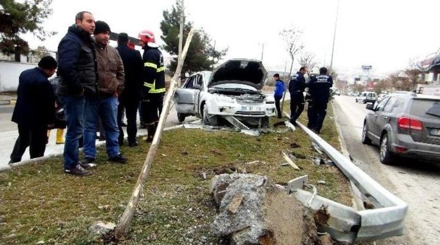 Aşırı Hızlı Otomobil &Ouml;nce Kaldırıma Sonra Elektrik Direğine &Ccedil;arptı