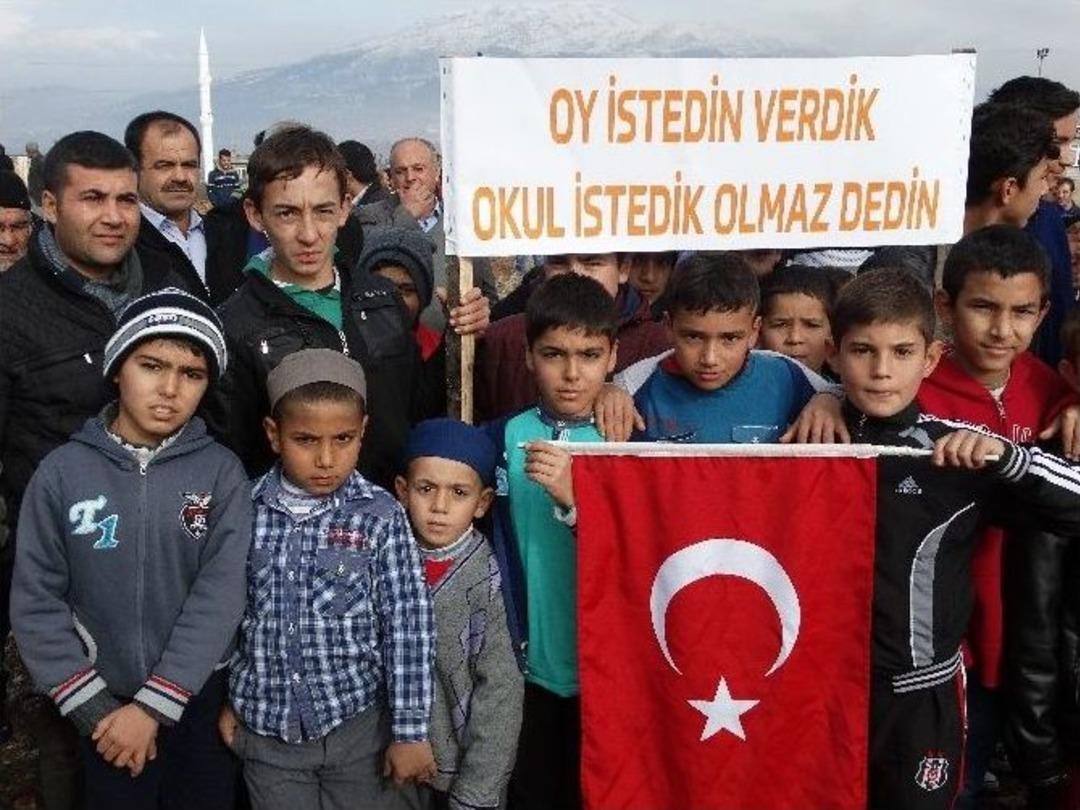 22 Yıl &Ouml;nce Temeli Atılan Okul İ&ccedil;in Eylem Yaptılar