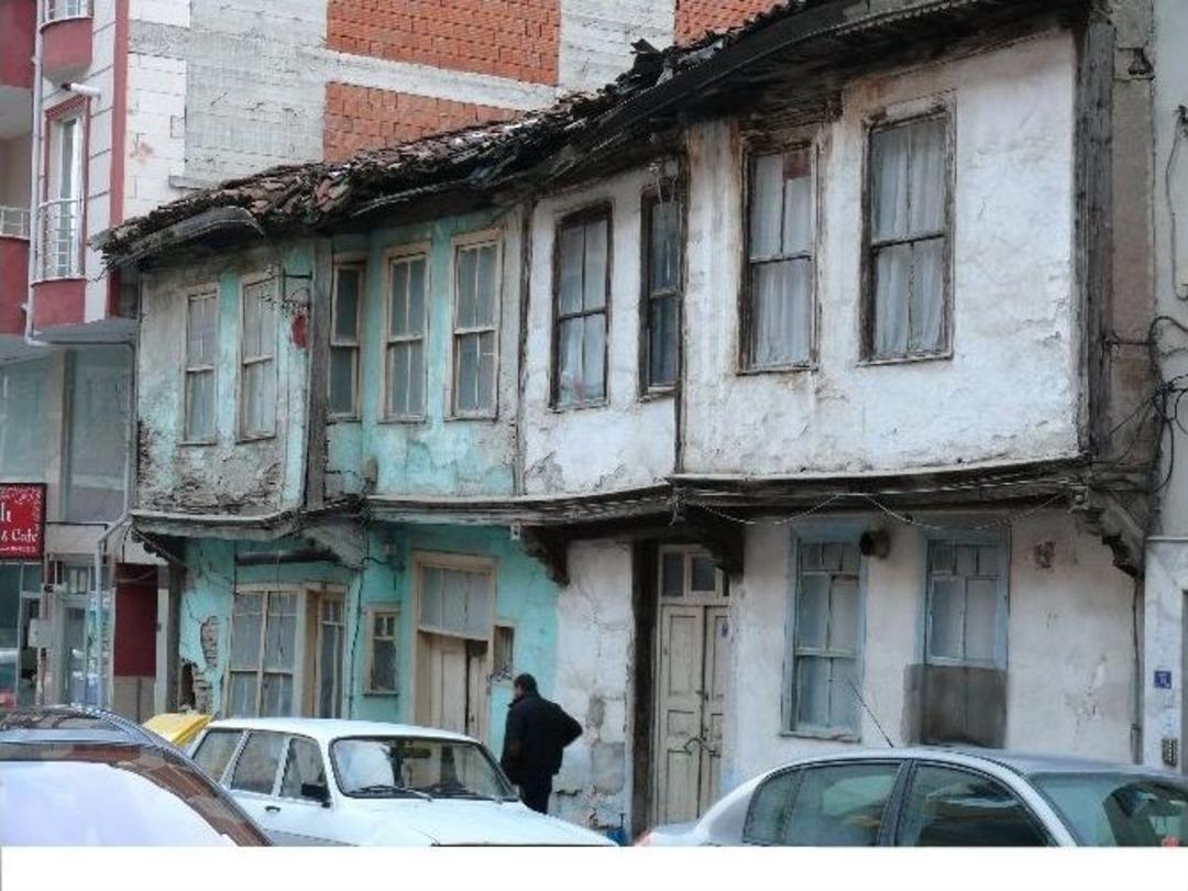 Bilecik&rsquo;te Metruk Ev Tehlike Sa&ccedil;ıyor