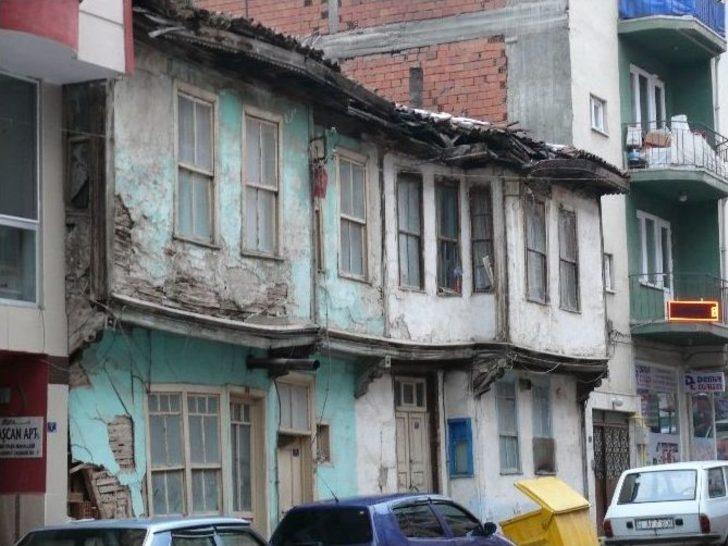 Bilecik’te Metruk Ev Tehlike Saçıyor G5