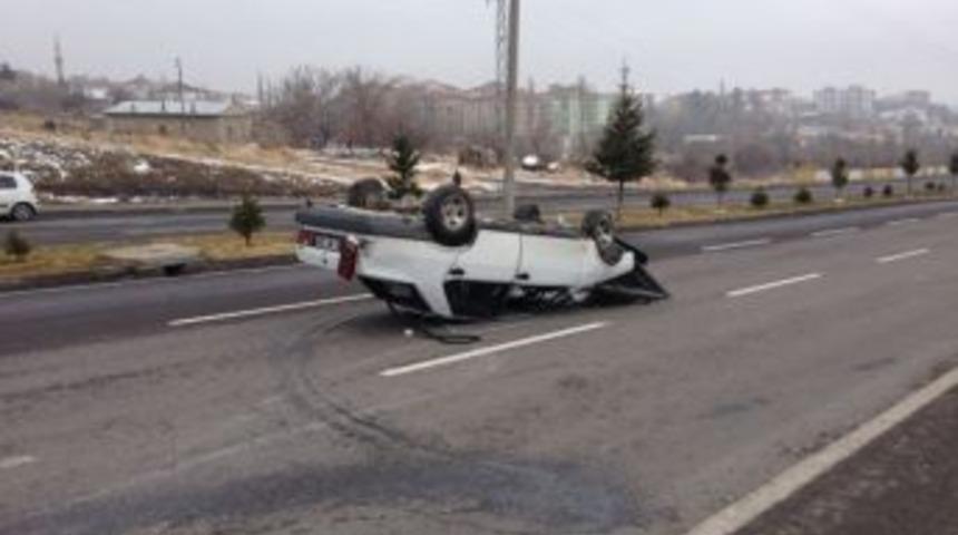 Otomobil Buzlu Yolda Takla Attı