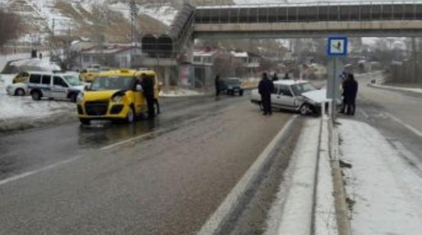 Sivas’ta Trafik Kazası: 2 Yaralı