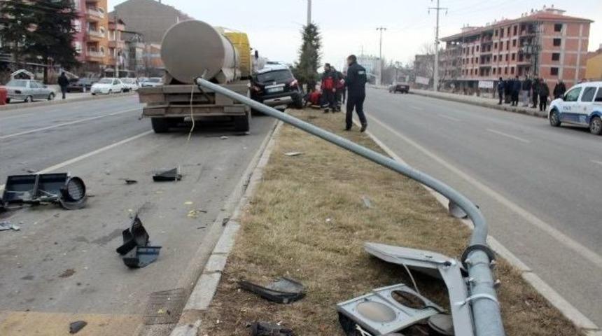 K&uuml;tahya&rsquo;da Asit Tankeri Karşı Şeritteki Otomobile &Ccedil;arptı