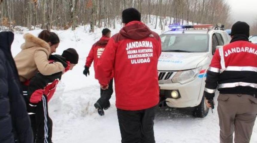 Uludağ&rsquo;Da Donma Tehlikesi Ge&ccedil;iren Kadını Jandarma Kurtardı