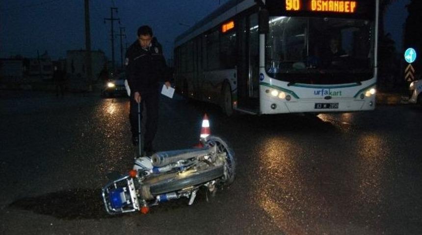 Şanlıurfa&rsquo;da Motosiklet Otomobile &Ccedil;arptı: 1 &Ouml;l&uuml;, 3 Yaralı