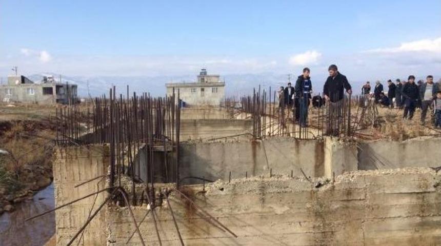 22 Yıl &Ouml;nce Temeli Atılan Okulun Tamamlanmasını I&ccedil;in Eylem Yaptılar