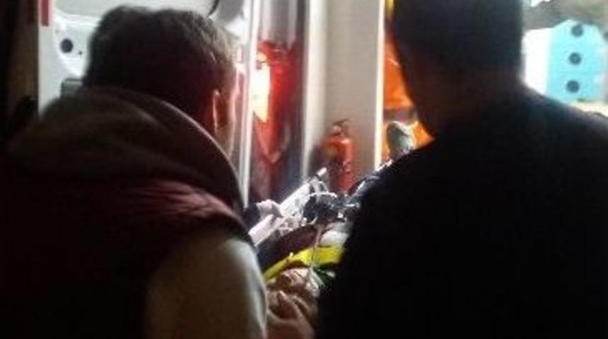 Başına Buz K&uuml;tlesi D&uuml;şen Suriyeli &Ccedil;ocuk Ağır Yaralandı