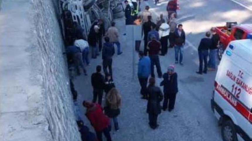 Freni Boşalan Tır Duvara &Ccedil;arptı: 1 &Ouml;l&uuml;